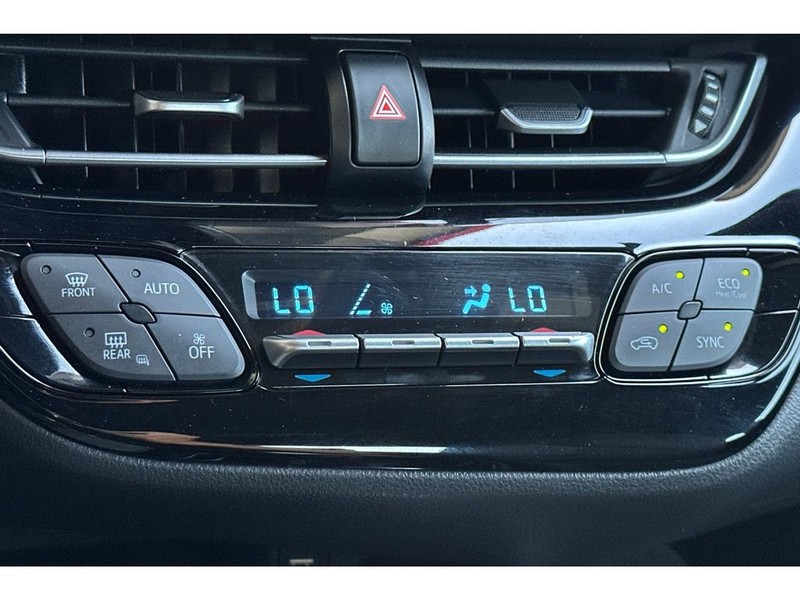 Toyota C-HR Vehicle Full-screen Gallery Image 22