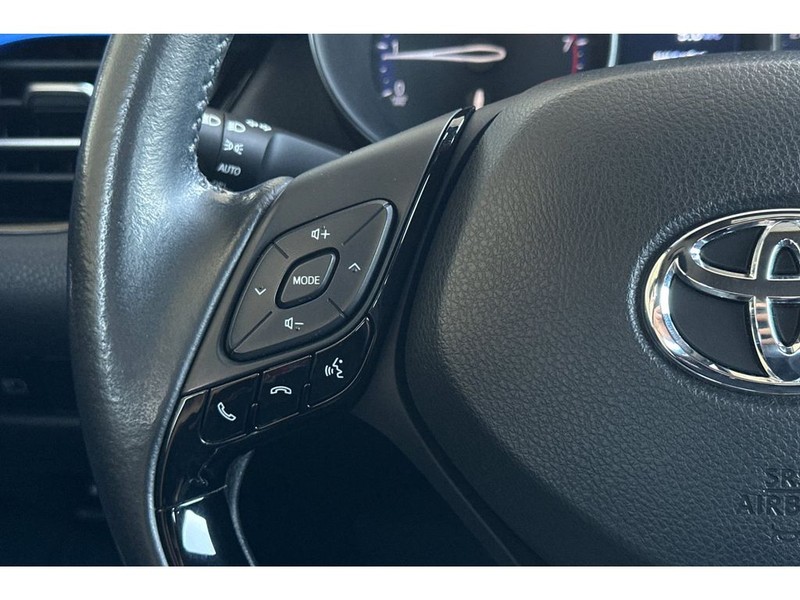 Toyota C-HR Vehicle Full-screen Gallery Image 26