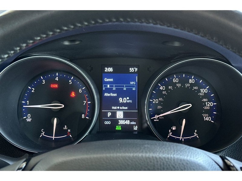 Toyota C-HR Vehicle Full-screen Gallery Image 28