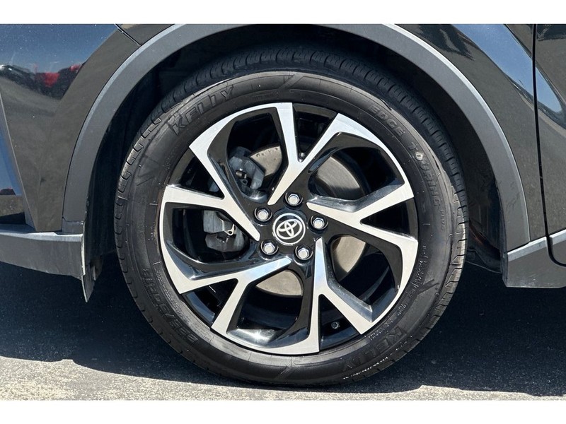 Toyota C-HR Vehicle Full-screen Gallery Image 31