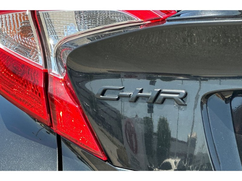 Toyota C-HR Vehicle Full-screen Gallery Image 32