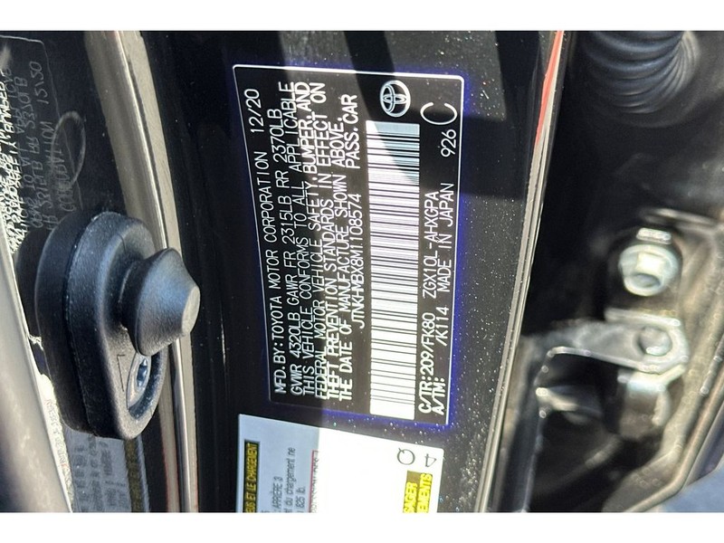 Toyota C-HR Vehicle Full-screen Gallery Image 33