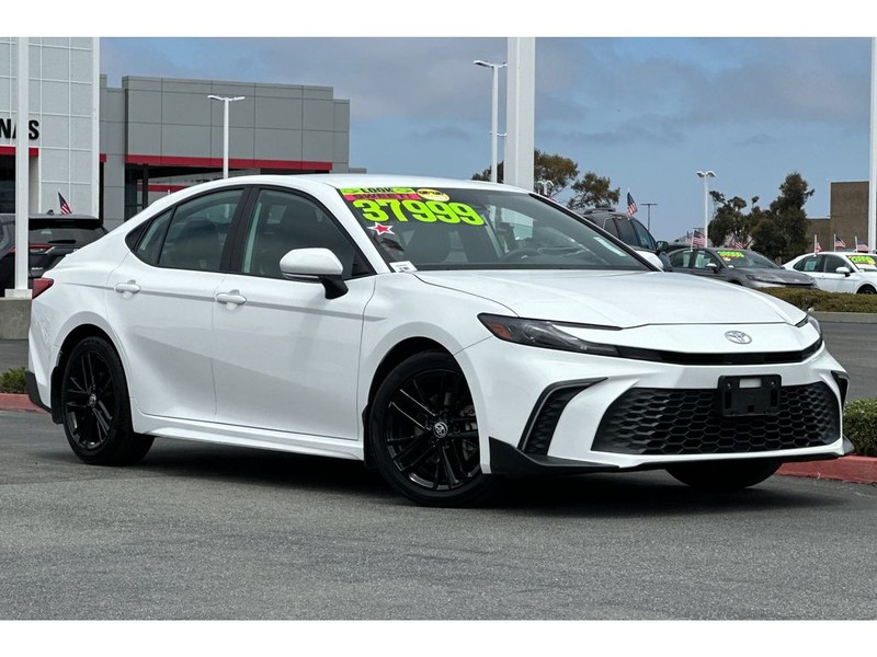 Toyota Camry Hybrid Vehicle Full-screen Gallery Image 02