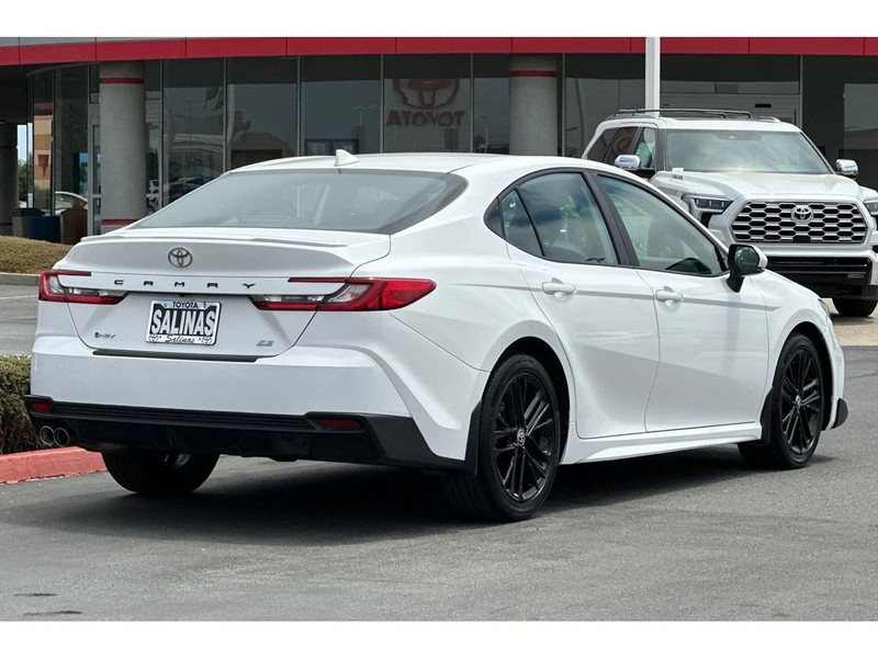 Toyota Camry Hybrid Vehicle Full-screen Gallery Image 04