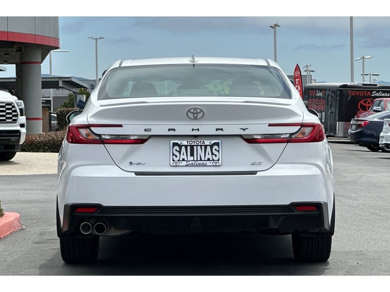Toyota Camry Hybrid Vehicle Full-screen Gallery Image 05