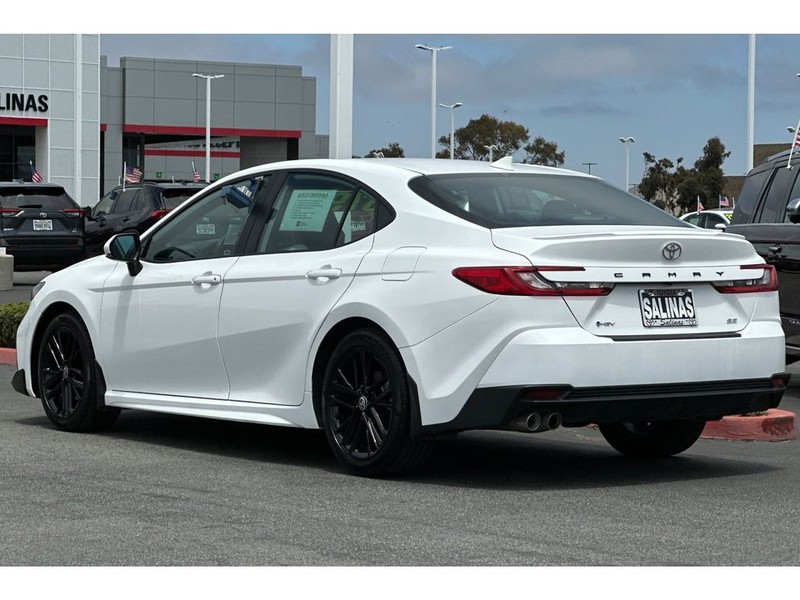Toyota Camry Hybrid Vehicle Full-screen Gallery Image 06