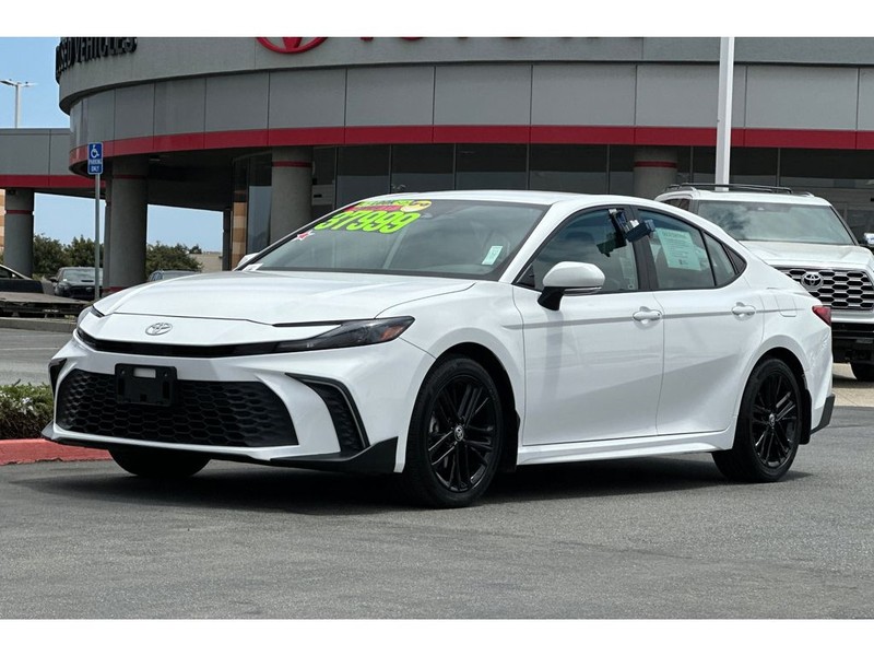 Toyota Camry Hybrid Vehicle Full-screen Gallery Image 08