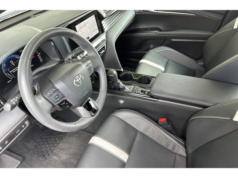 Toyota Camry Hybrid Vehicle Full-screen Gallery Image 10