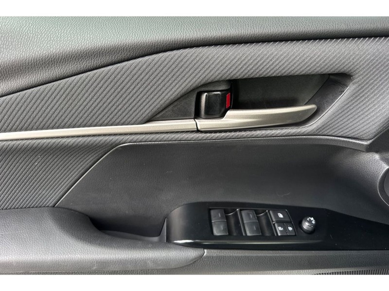 Toyota Camry Hybrid Vehicle Full-screen Gallery Image 11