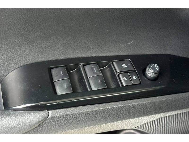 Toyota Camry Hybrid Vehicle Full-screen Gallery Image 12