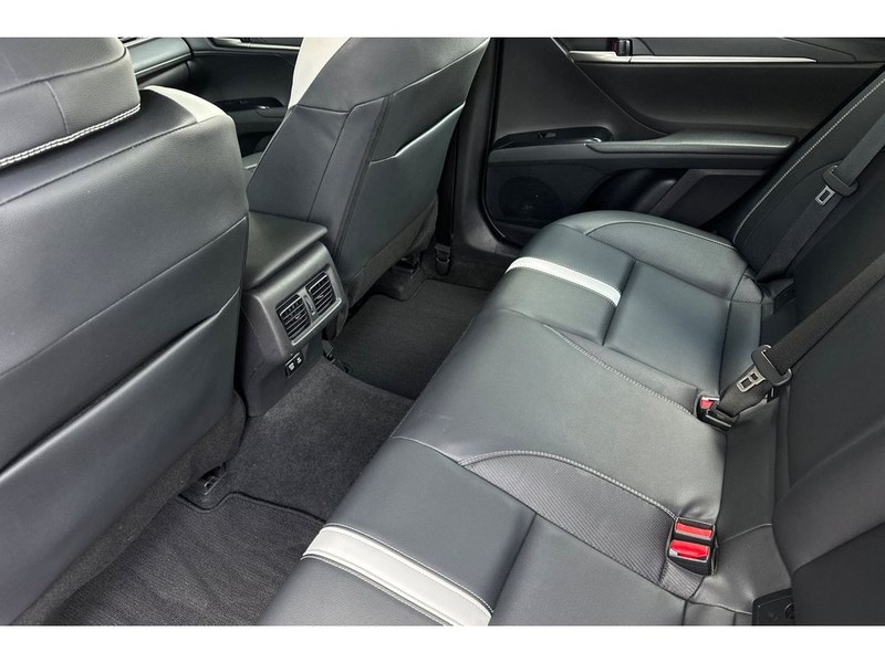 Toyota Camry Hybrid Vehicle Full-screen Gallery Image 13