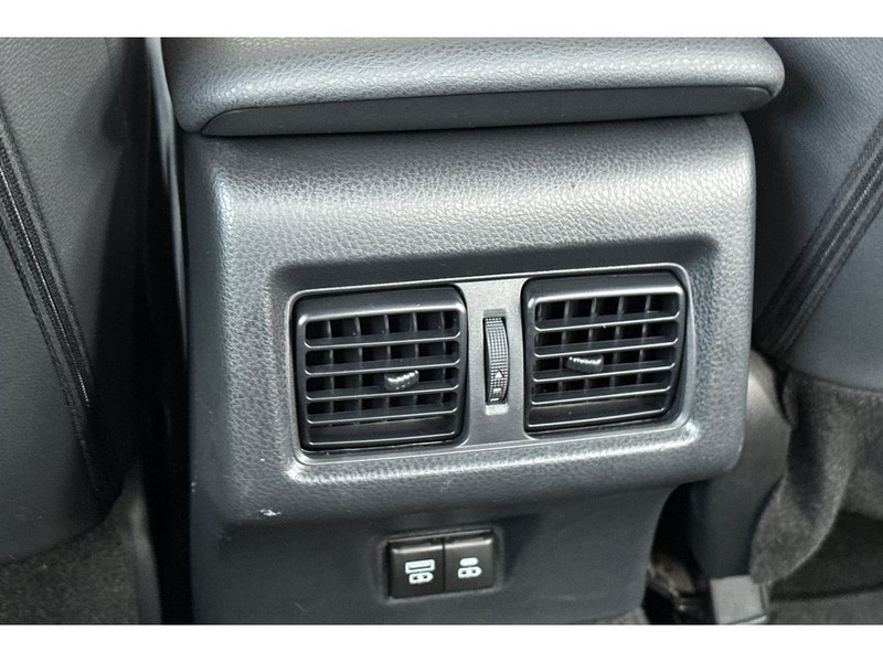 Toyota Camry Hybrid Vehicle Full-screen Gallery Image 14