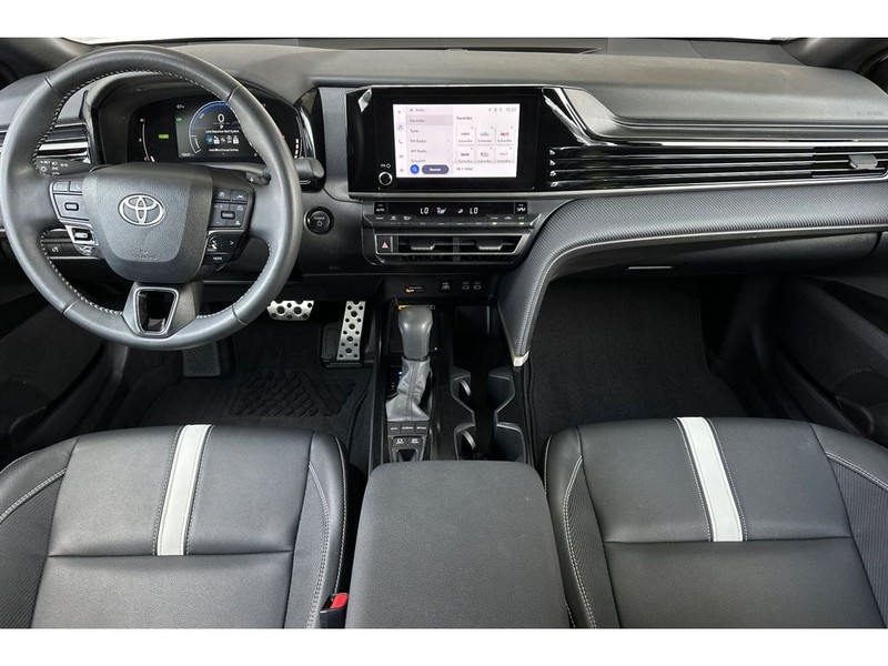 Toyota Camry Hybrid Vehicle Full-screen Gallery Image 15