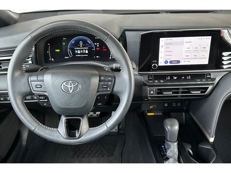 Toyota Camry Hybrid Vehicle Full-screen Gallery Image 16