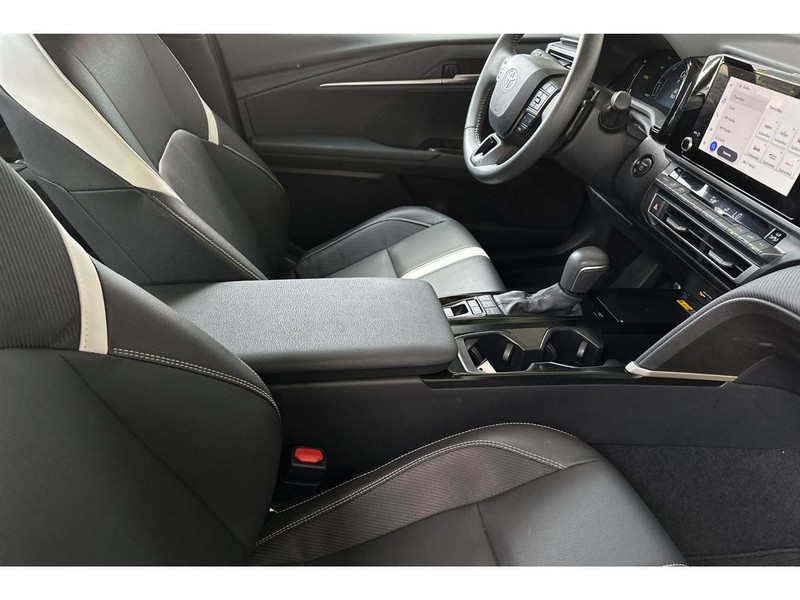 Toyota Camry Hybrid Vehicle Full-screen Gallery Image 17