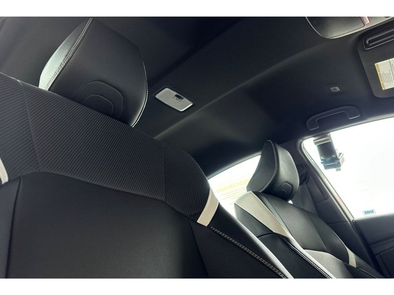 Toyota Camry Hybrid Vehicle Full-screen Gallery Image 18