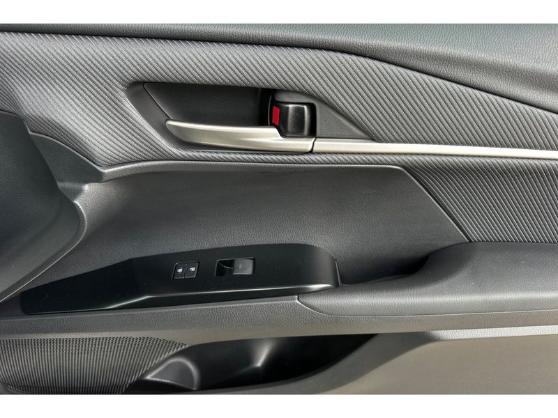 Toyota Camry Hybrid Vehicle Full-screen Gallery Image 19