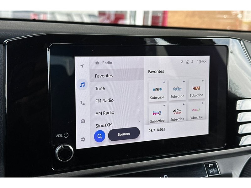 Toyota Camry Hybrid Vehicle Full-screen Gallery Image 20