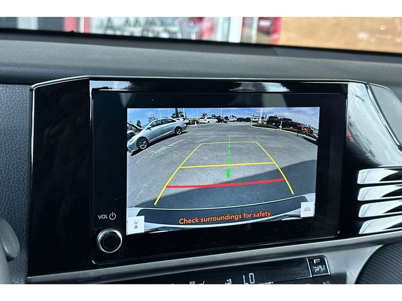 Toyota Camry Hybrid Vehicle Full-screen Gallery Image 21