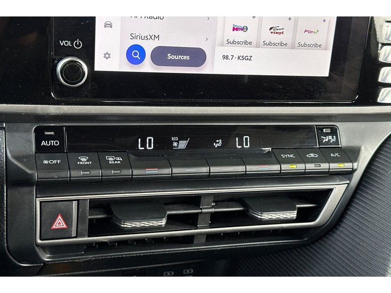 Toyota Camry Hybrid Vehicle Full-screen Gallery Image 22