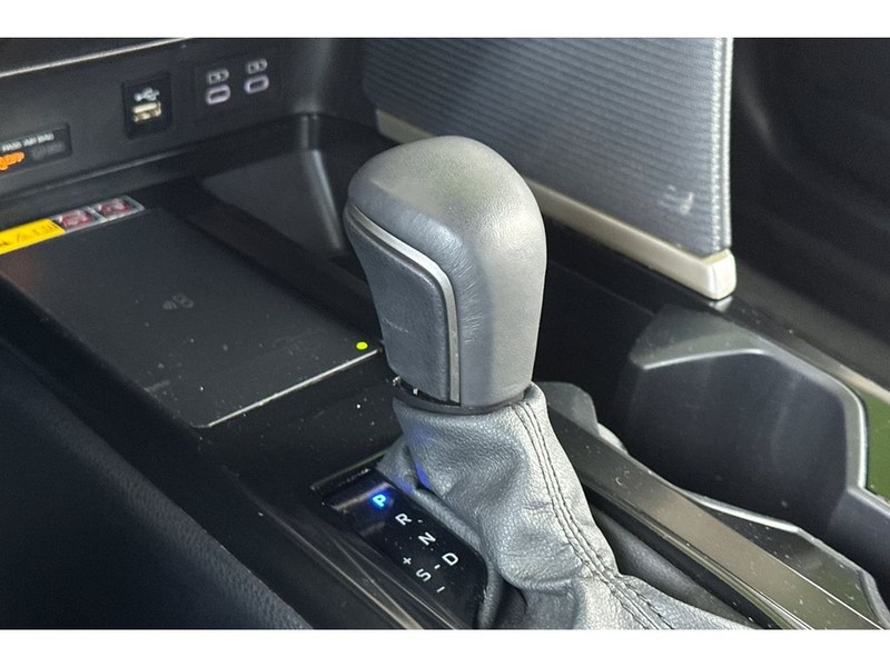 Toyota Camry Hybrid Vehicle Full-screen Gallery Image 23