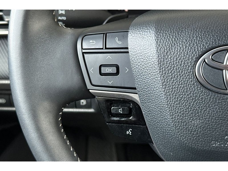 Toyota Camry Hybrid Vehicle Full-screen Gallery Image 26