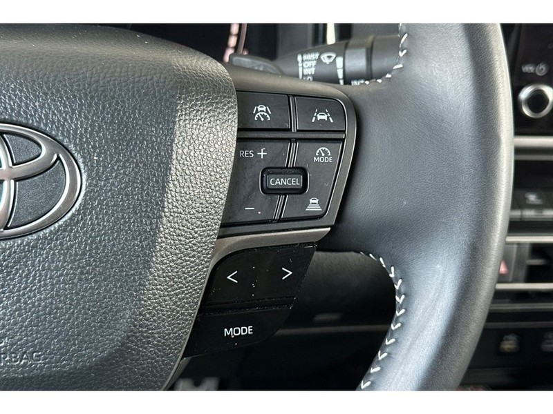 Toyota Camry Hybrid Vehicle Full-screen Gallery Image 27