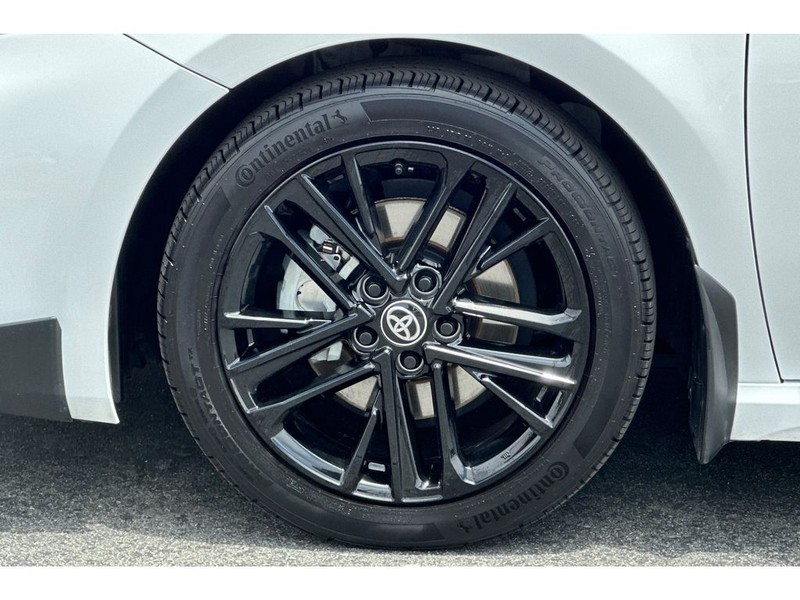 Toyota Camry Hybrid Vehicle Full-screen Gallery Image 31