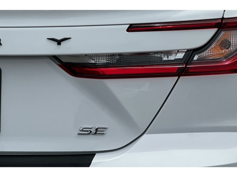 Toyota Camry Hybrid Vehicle Full-screen Gallery Image 32