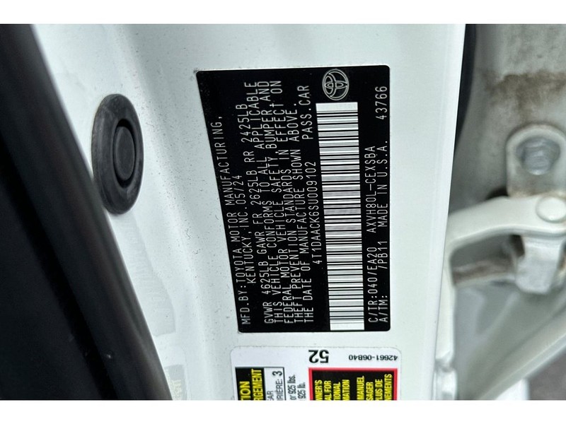 Toyota Camry Hybrid Vehicle Full-screen Gallery Image 33