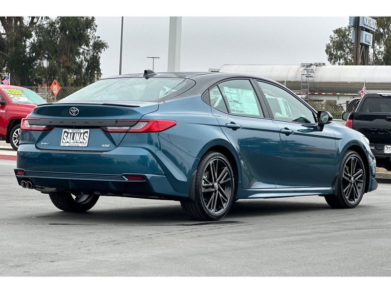 Toyota Camry Hybrid Vehicle Full-screen Gallery Image 04