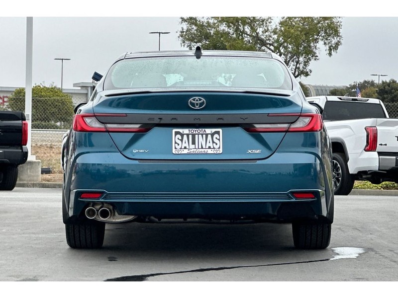 Toyota Camry Hybrid Vehicle Full-screen Gallery Image 05