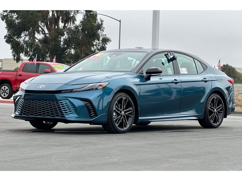 Toyota Camry Hybrid Vehicle Full-screen Gallery Image 08