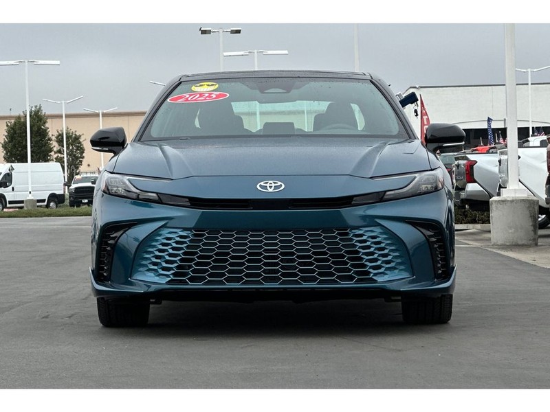Toyota Camry Hybrid Vehicle Full-screen Gallery Image 09