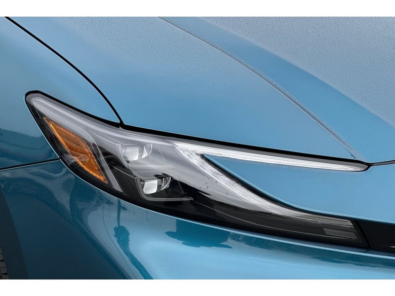 Toyota Camry Hybrid Vehicle Full-screen Gallery Image 23