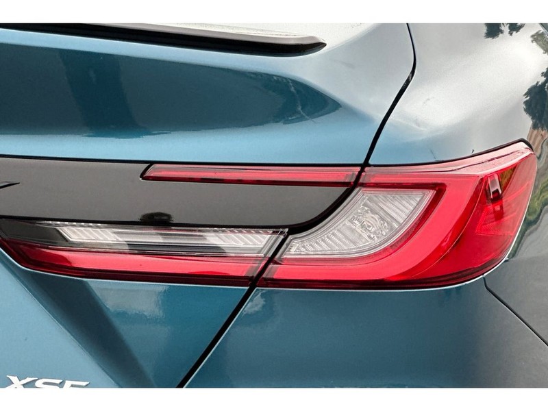Toyota Camry Hybrid Vehicle Full-screen Gallery Image 24