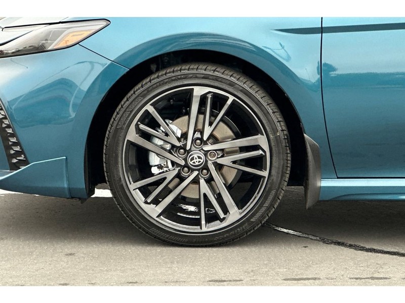 Toyota Camry Hybrid Vehicle Full-screen Gallery Image 25