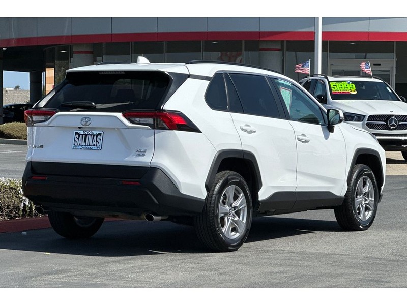 Toyota RAV4 Vehicle Full-screen Gallery Image 04