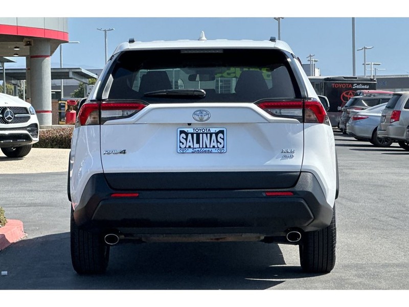 Toyota RAV4 Vehicle Full-screen Gallery Image 05