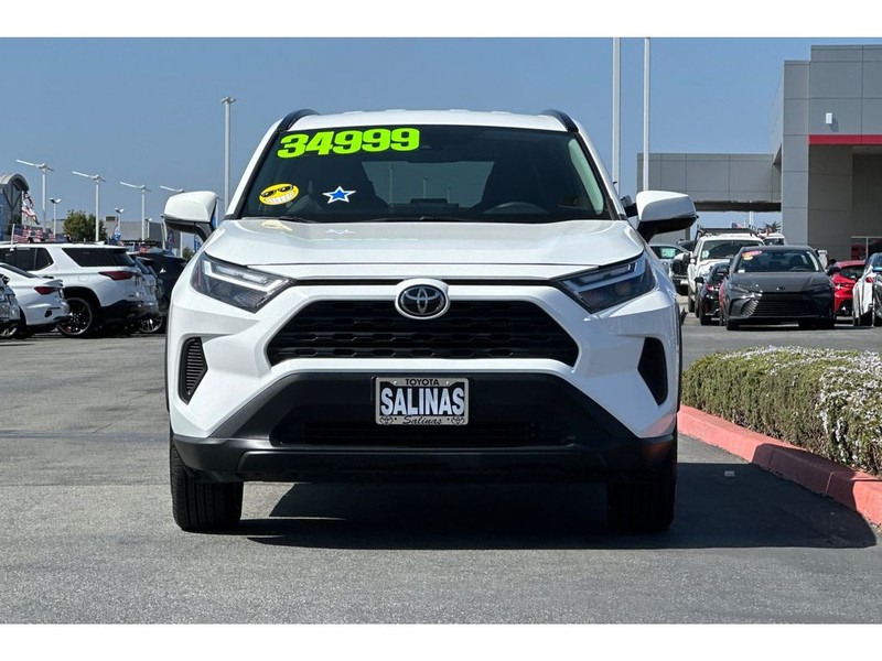 Toyota RAV4 Vehicle Full-screen Gallery Image 09