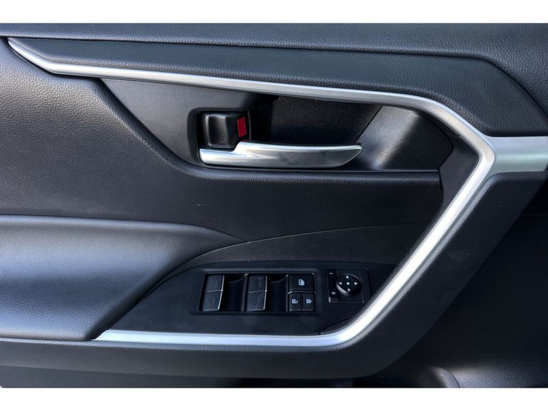 Toyota RAV4 Vehicle Full-screen Gallery Image 11