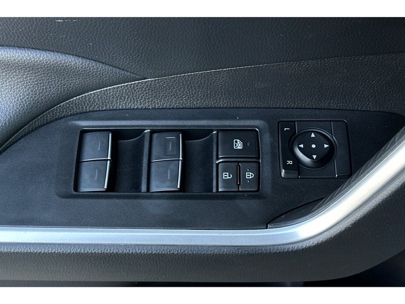 Toyota RAV4 Vehicle Full-screen Gallery Image 12