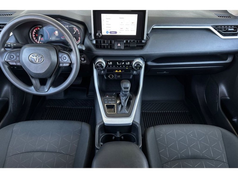 Toyota RAV4 Vehicle Full-screen Gallery Image 15
