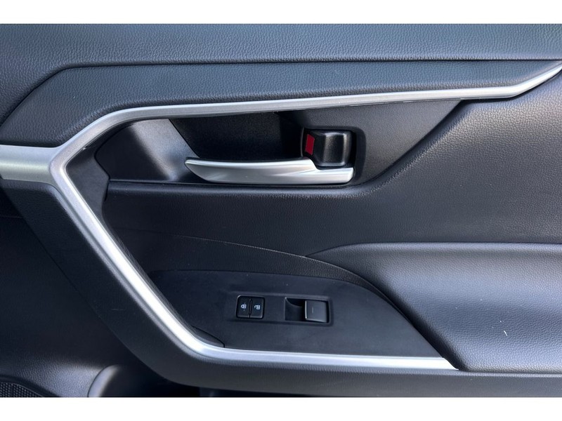 Toyota RAV4 Vehicle Full-screen Gallery Image 20