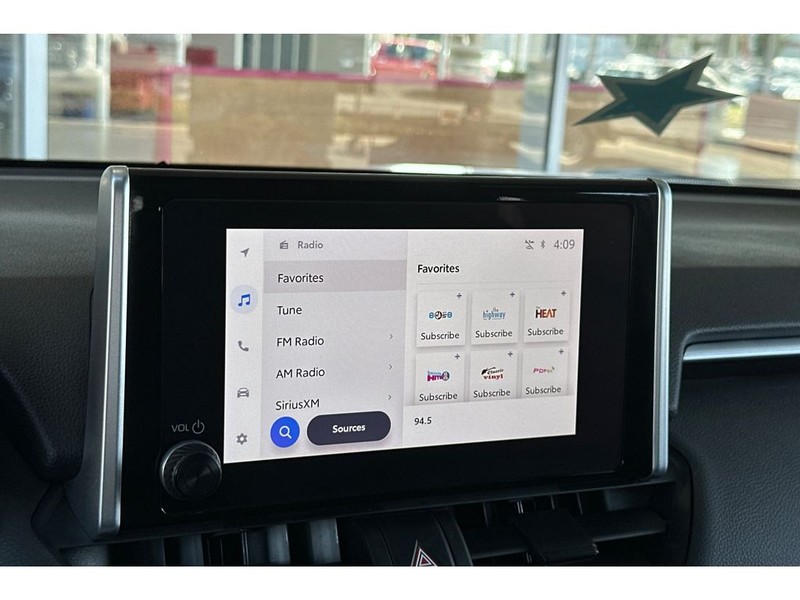 Toyota RAV4 Vehicle Full-screen Gallery Image 21