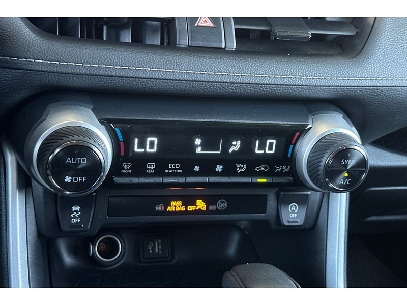 Toyota RAV4 Vehicle Full-screen Gallery Image 23