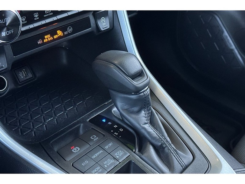 Toyota RAV4 Vehicle Full-screen Gallery Image 24