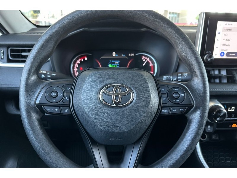 Toyota RAV4 Vehicle Full-screen Gallery Image 26