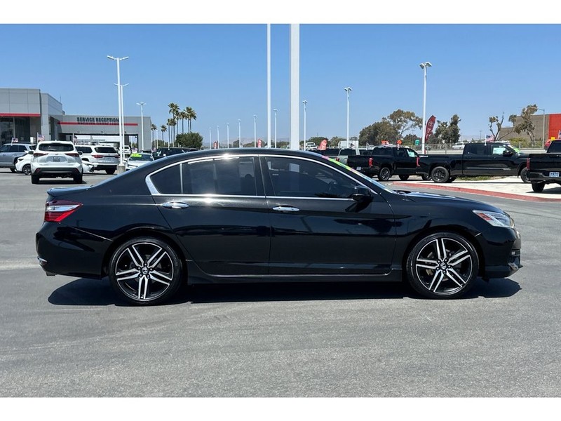 Honda Accord Vehicle Full-screen Gallery Image 03