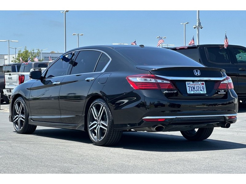 Honda Accord Vehicle Full-screen Gallery Image 06